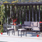 Ambiente de exterior con el conjunto Córcega instalado en una terraza moderna bajo una pérgola