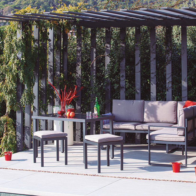 Ambiente de exterior con el conjunto Córcega instalado en una terraza moderna bajo una pérgola