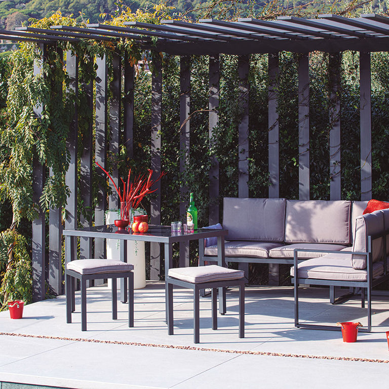 Ambiente de exterior con el conjunto Córcega instalado en una terraza moderna bajo una pérgola