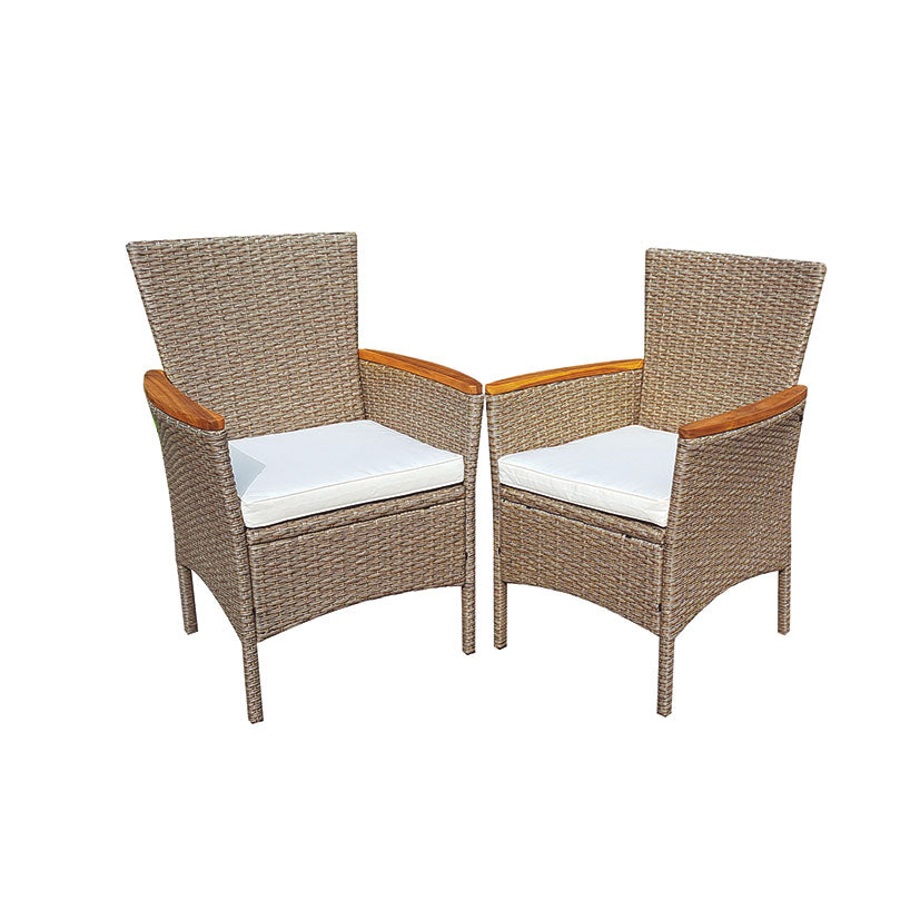 Pareja de sillones de jardín Tahití en ratán sintético con cojines blancos y reposabrazos de madera.