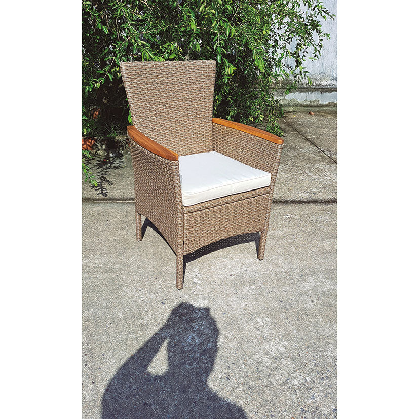 Detalle de sillón de exterior Tahití con tejido de ratán sintético, cojín de asiento y acabado en madera.
