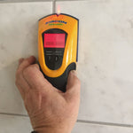 Uso del detector Zircon L550c en pared señalando el centro de una viga con el puntero luminoso SpotLite