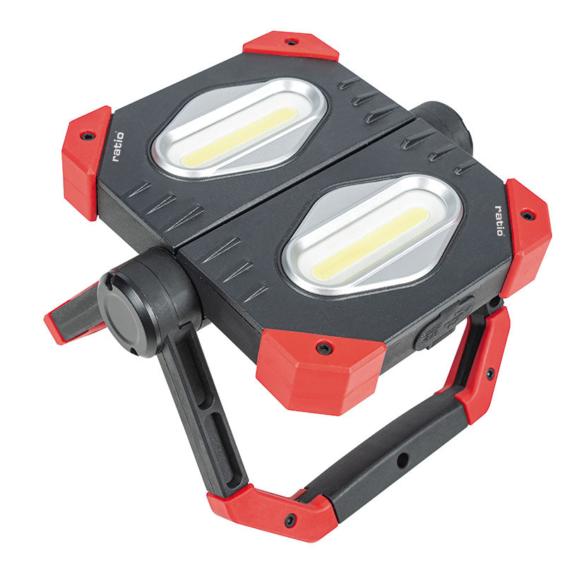 Proyector LED recargable RATIO XF-01 con dos paneles COB y soporte ajustable rojo y negro.