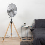 Ventilador Tristar VE-5804 con trípode de madera en un dormitorio moderno