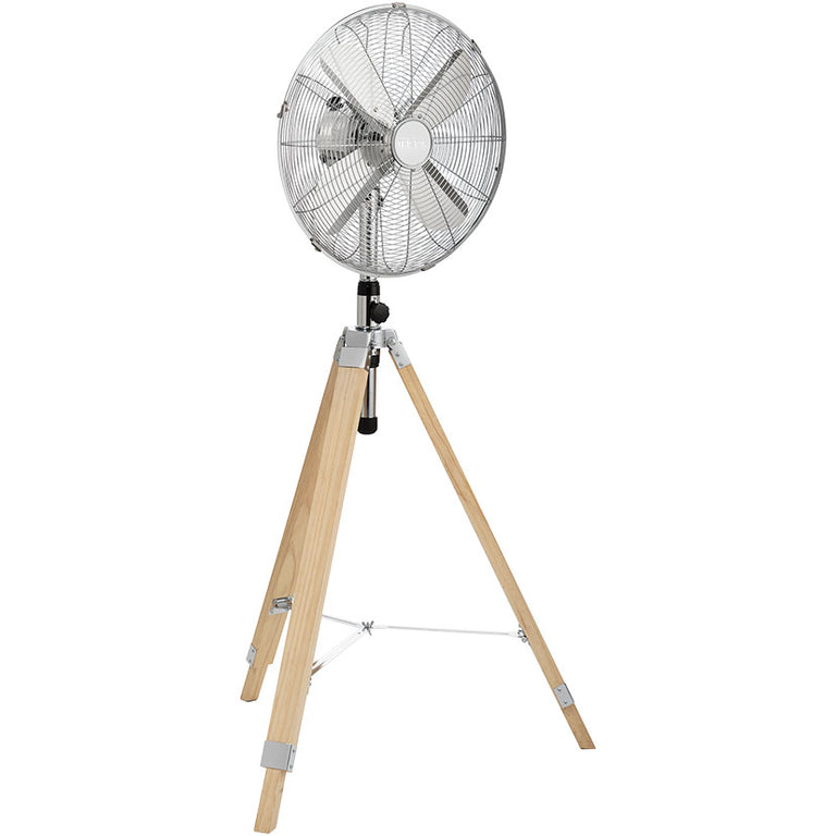 Vista lateral del ventilador de pie Tristar con cabezal cromado y patas de madera clara