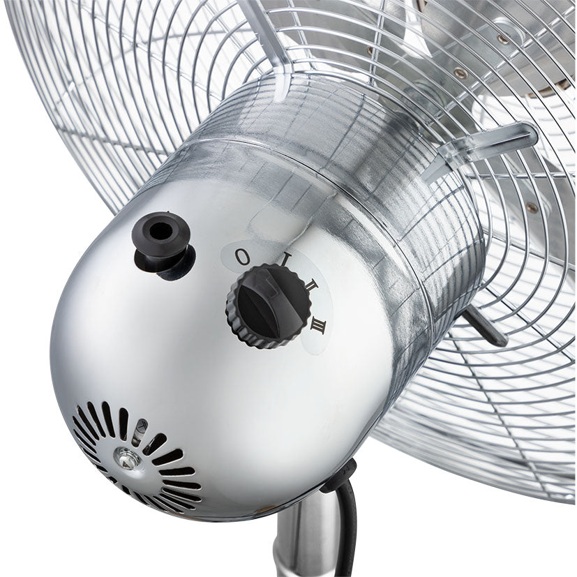 Detalle del panel de control trasero del ventilador Tristar con selector de 3 velocidades