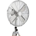 Primer plano de la rejilla metálica y aspas del ventilador Tristar VE-5804 de 40 cm