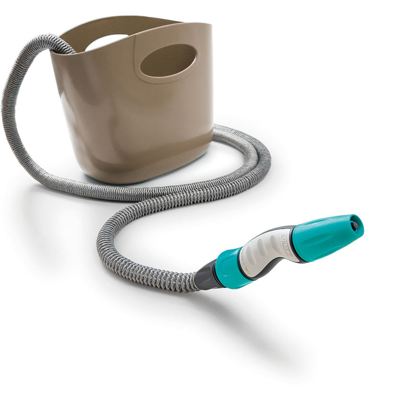 Manguera extensible Aquapop gris de 15 metros con capazo de transporte y pistola de riego ergonómica.