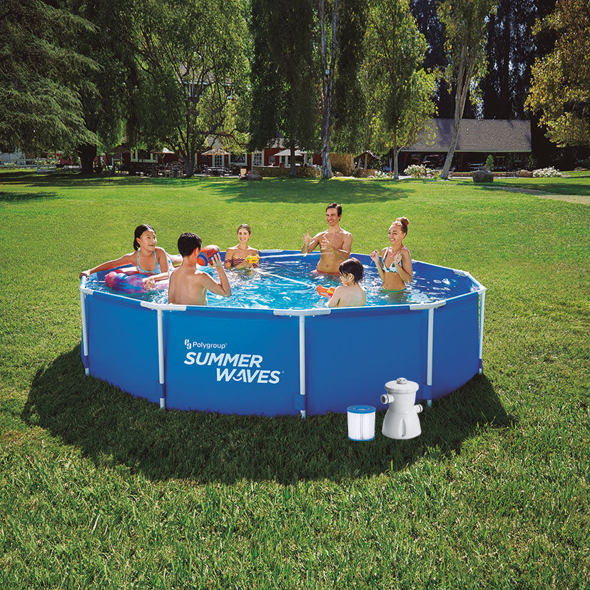 Familia bañándose en piscina tubular redonda Summer Waves de 366x76 cm en jardín de césped.