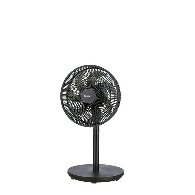 Ventilador Habitex VPM90 configurado en modo sobremesa con altura reducida para escritorio