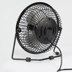 Parte posterior del ventilador Habitex VM-01 mostrando interruptor y cable USB