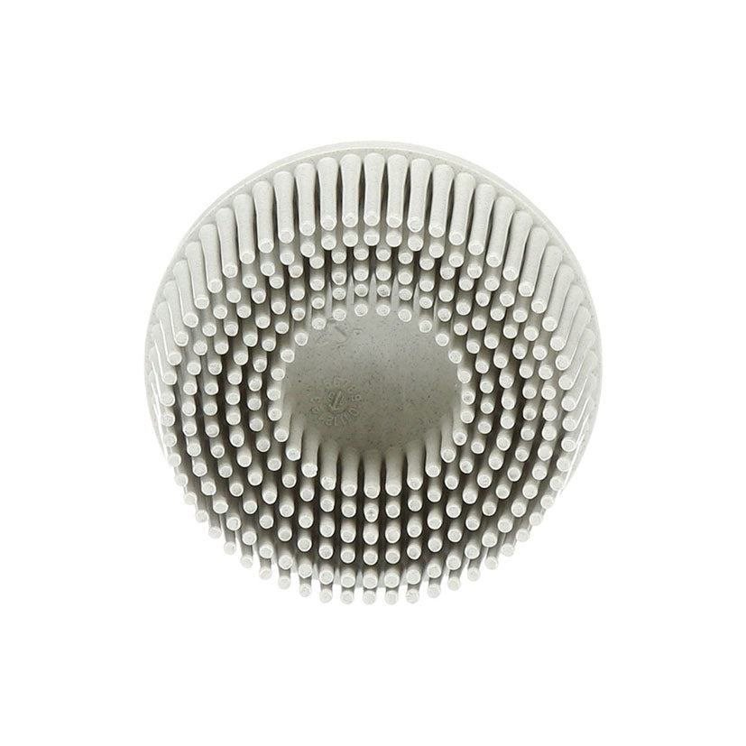 Detalle de las cerdas flexibles de un disco 3M Bristle para desbarbado y acabado de superficies metálicas.