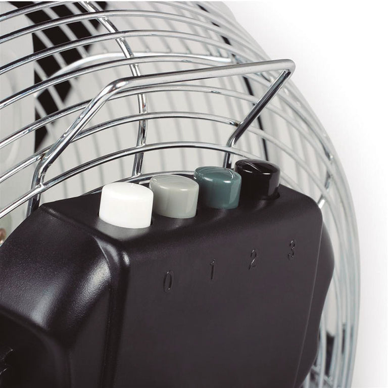 Detalle de los botones de control de 3 velocidades y asa de transporte del ventilador Tristar VE-5937.