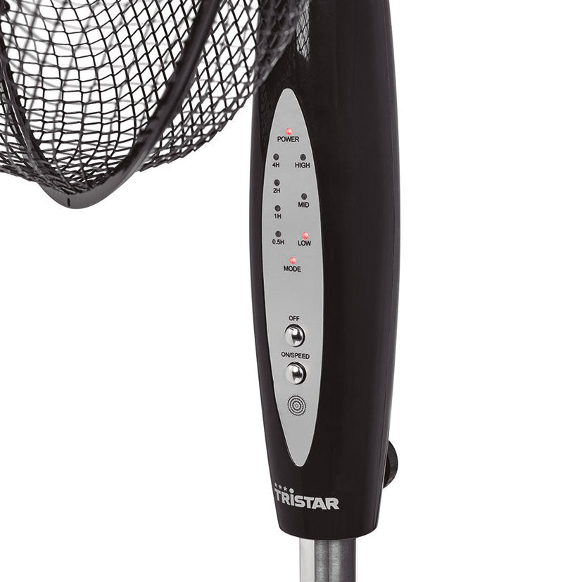 Detalle del panel de control LED del ventilador Tristar con indicadores de velocidad y temporizador
