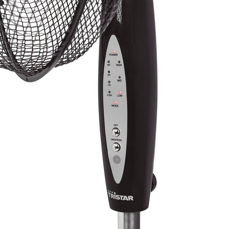 Detalle del panel de control LED del ventilador Tristar con indicadores de velocidad y temporizador