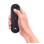 Mano operando el mando a distancia ergonómico del circulador de aire Ufesa