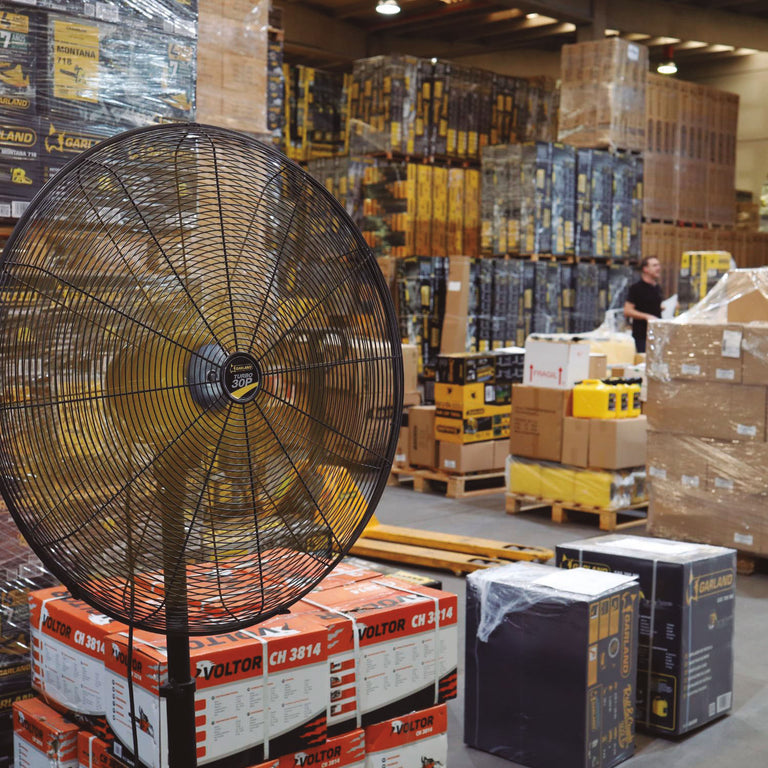 Ventilador Garland Turbo 30P ubicado en un almacén industrial mostrando su gran escala