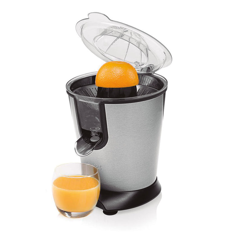 Uso del exprimidor Princess 160W exprimiendo media naranja directamente sobre un vaso de zumo fresco.