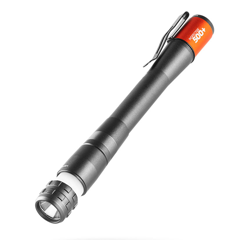 Linterna de inspección NEBO Inspector 500+ tipo bolígrafo con clip de acero y base magnética.