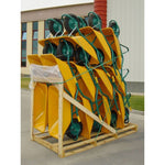 Palet de madera con carretillas THECA amarillas desmontadas apiladas para transporte logístico.