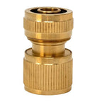 Conector rápido de latón MT para manguera de riego, cuerpo metálico robusto con acabado moleteado.