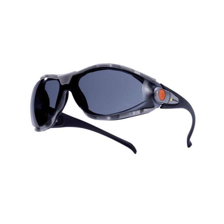 Gafas de seguridad Delta Plus Pacaya Smoke con lentes oscuras ahumadas y montura envolvente negra.