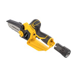 Detalle de inserción de batería de 12V en mini motosierra Powerplus con empuñadura ergonómica antideslizante.