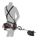 Multiherramienta de jardín Powerplus montada con arnés ergonómico y motor de gasolina de 42,7cc en posición de uso.