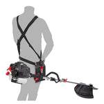 Multiherramienta de jardín Powerplus montada con arnés ergonómico y motor de gasolina de 42,7cc en posición de uso.