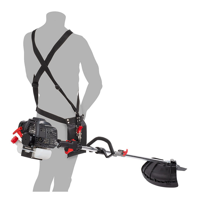 Multiherramienta de jardín Powerplus montada con arnés ergonómico y motor de gasolina de 42,7cc en posición de uso.