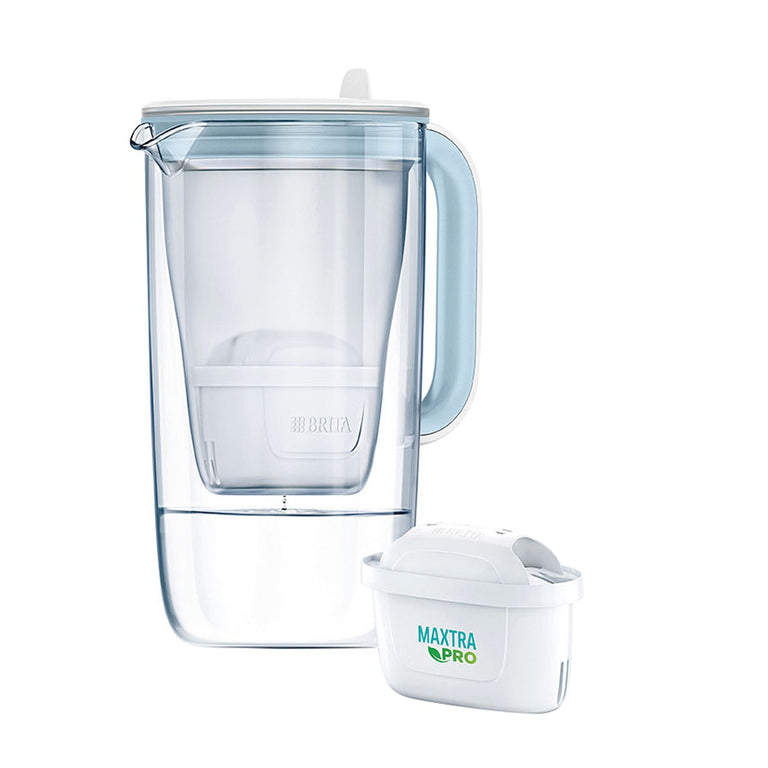 Jarra filtrante de cristal BRITA con filtro MAXTRA PRO y diseño transparente con asa azul claro.