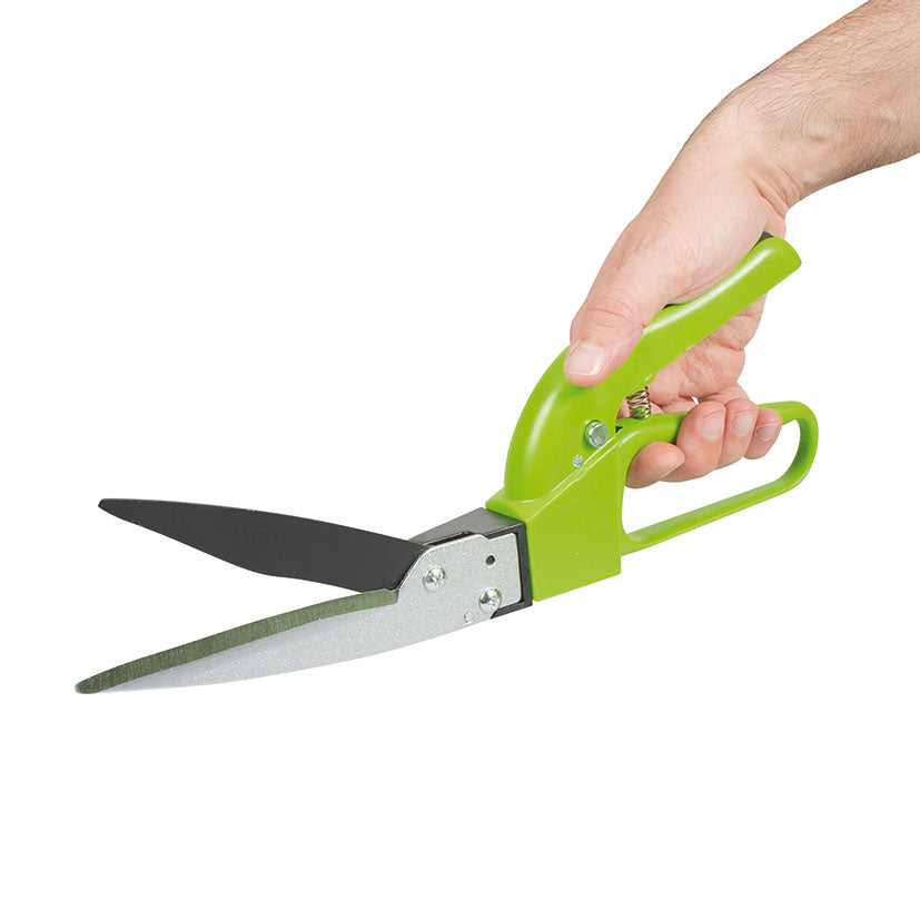 Detalle de empuñadura ergonómica antideslizante de tijera cortacésped LISTA en mano de usuario.