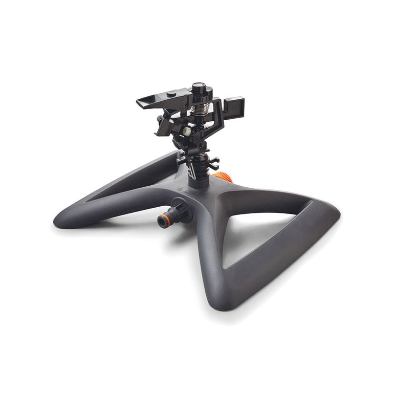 Aspersor circular LISTA Water Cycle con base de trineo negra y cabezal de impacto ajustable.