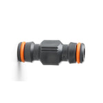 Conector de unión simple recto para mangueras de jardín con sistema de enganche rápido.