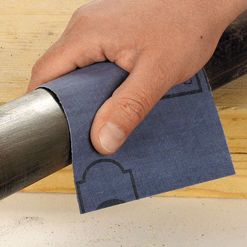 Lijado manual de tubo metálico con tela esmeril azul flexible Wolfcraft