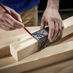 Uso de escuadra 3D Wolfcraft para marcar ángulos de 45 grados en viga de madera