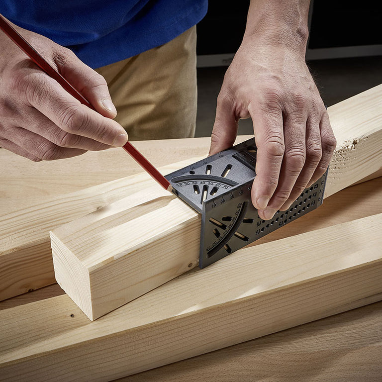 Uso de escuadra 3D Wolfcraft para marcar ángulos de 45 grados en viga de madera