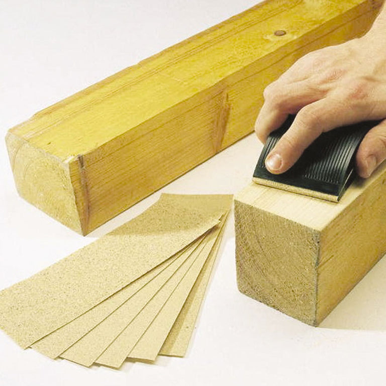 Uso práctico del taco de lijar Wolfcraft sobre una viga de madera para nivelar y suavizar la superficie