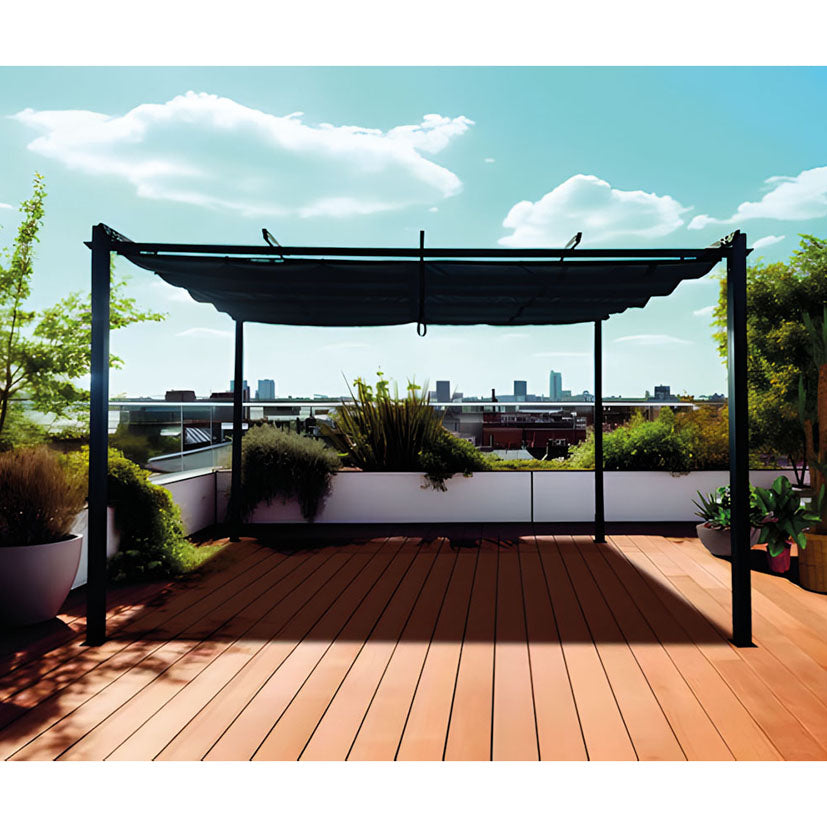 Carpa toldo corredero instalada en terraza de madera con vistas urbanas