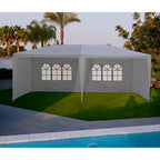 Pérgola exterior de polietileno blanco instalada en jardín con césped junto a piscina.