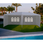 Pérgola exterior de polietileno blanco instalada en jardín con césped junto a piscina.