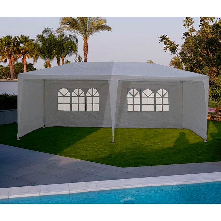 Pérgola exterior de polietileno blanco instalada en jardín con césped junto a piscina.