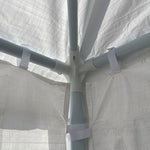 Detalle de las conexiones de la estructura de acero y cierres de velcro de la carpa.