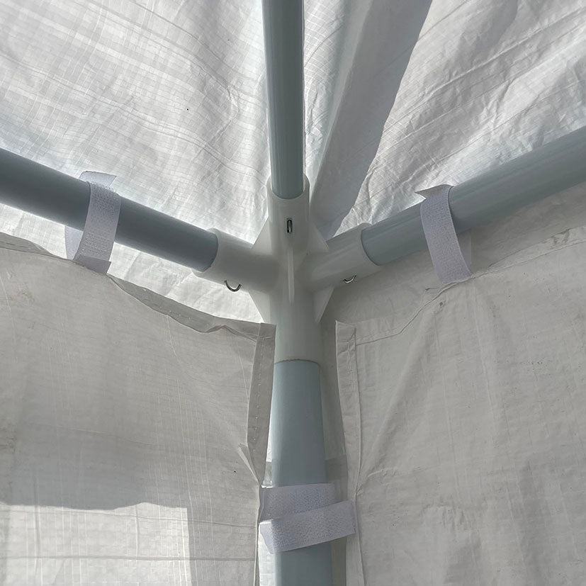 Detalle de las conexiones de la estructura de acero y cierres de velcro de la carpa.