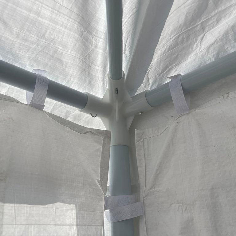 Detalle de las conexiones de la estructura de acero y cierres de velcro de la carpa.