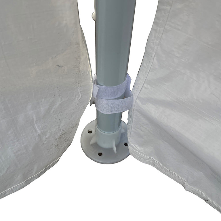 Base de apoyo de la pata de la pérgola con orificios para anclaje y sujeción lateral.