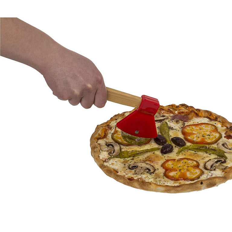 Demostración de uso del cortador de pizza en forma de hacha sobre una pizza con vegetales.