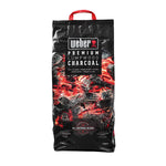 Primer plano del saco de carbón vegetal Weber destacando su mezcla 100% natural