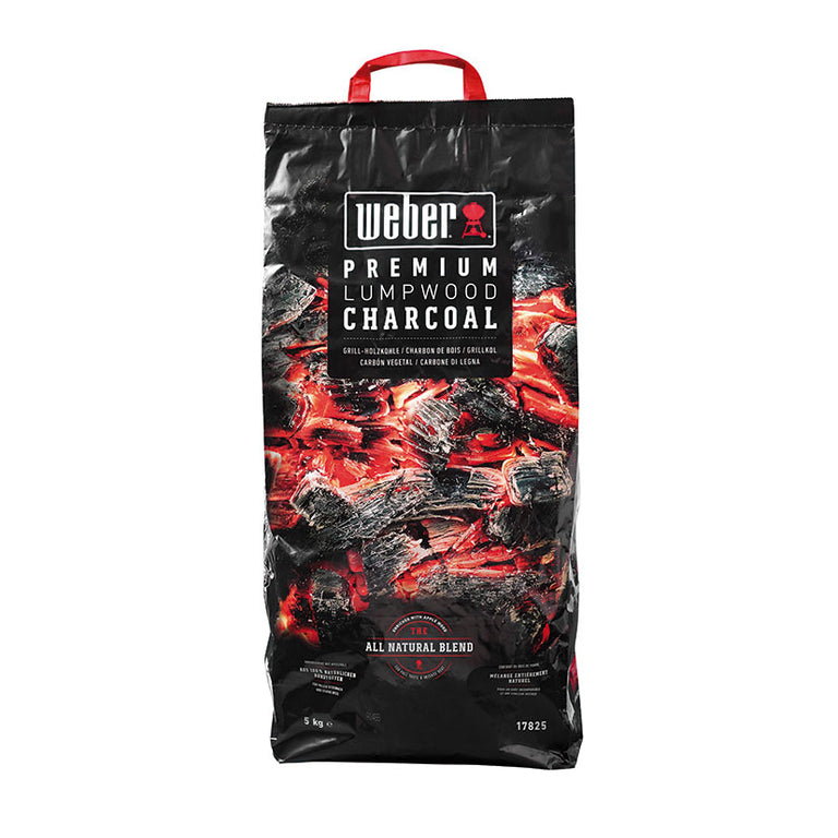 Primer plano del saco de carbón vegetal Weber destacando su mezcla 100% natural