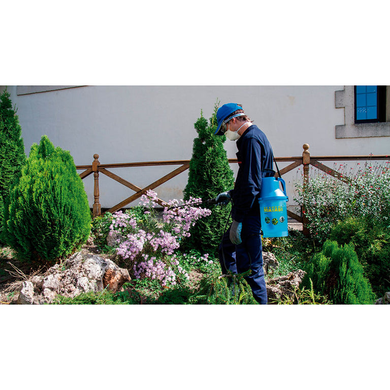 Usuario aplicando tratamiento en jardín con pulverizador Matabi Berry de bandolera